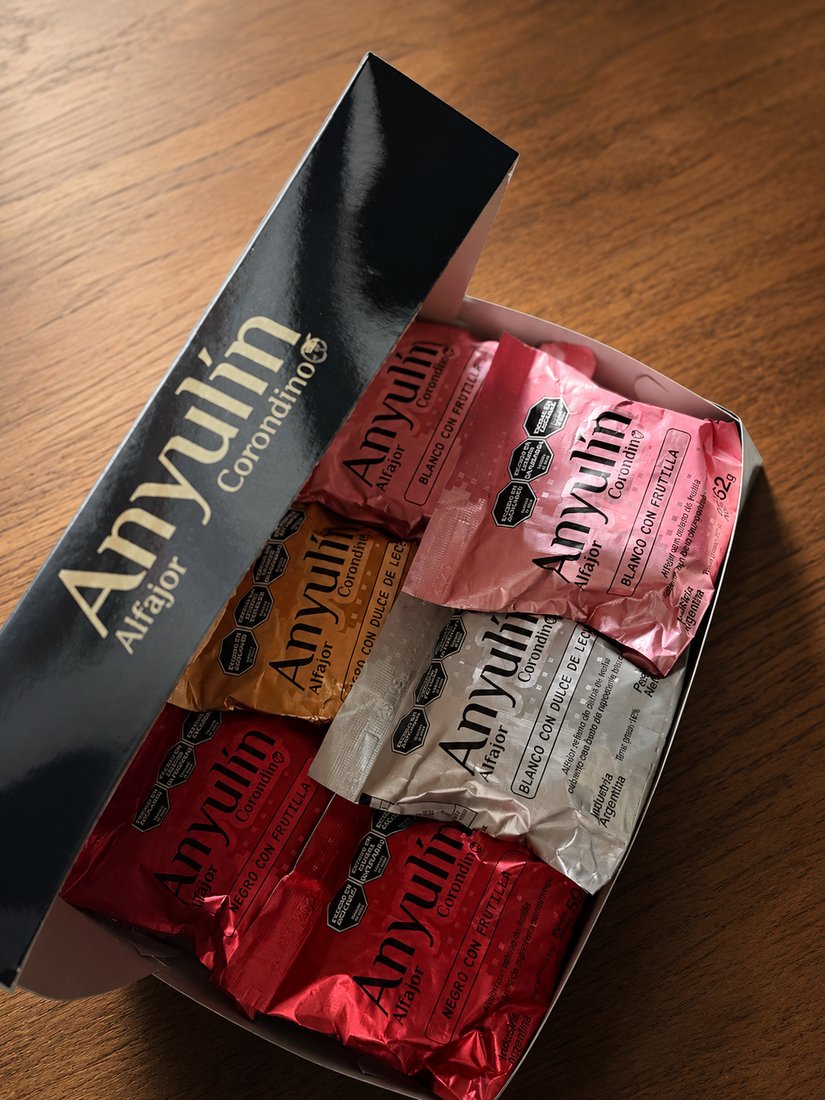 Caja Anyulín abierta con las cuatro variedades de alfajor
