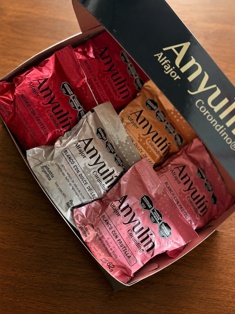 Caja Anyulín con las cuatro variedades de Alfajor Corondino